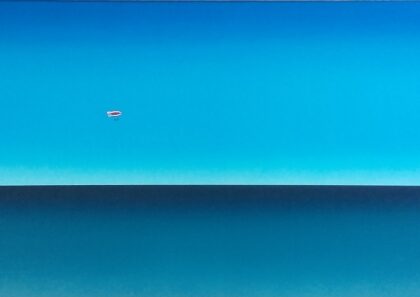 Schilderij met gestileerde blauwe zee en iets lichterblauwe lucht met als klein detail een rood met wit gestreepte zeppelin